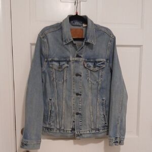 Stylish Light Blue Denim Jacket for Men Levi Strauss